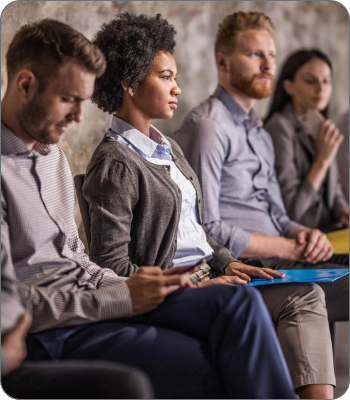 Pessoas em transição de carreira e reavaliação profissional